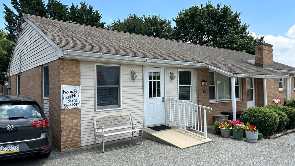 More Photos Of 825 Edgewood Rd, York General Retail For Sale