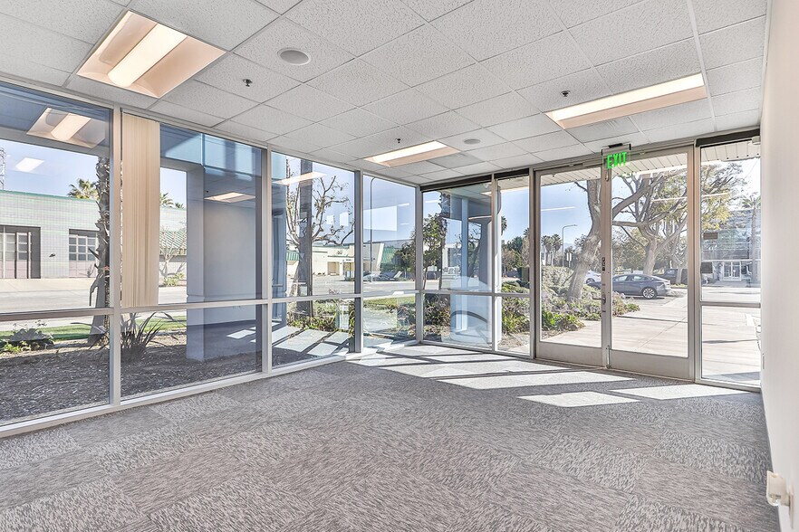 More Photos Of 14350 Arminta St, Panorama City Manufacturing For Lease