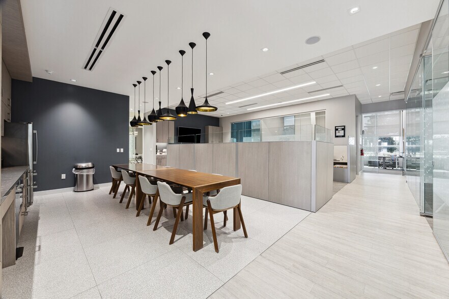 More Photos Of 2000 W Parkwood Ave, Friendswood Office Residential For Sale