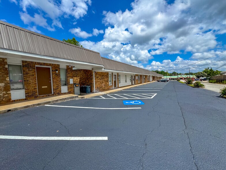 More Photos Of 2204-2208 Hanfred Ln, Tucker Office For Sale