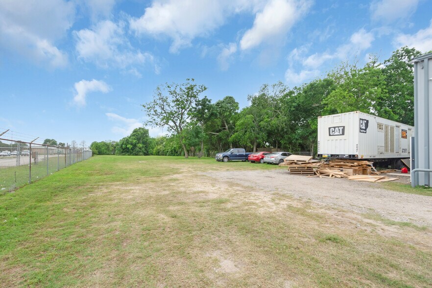 More Photos Of 7322 Almeda Genoa Rd, Houston Warehouse For Lease