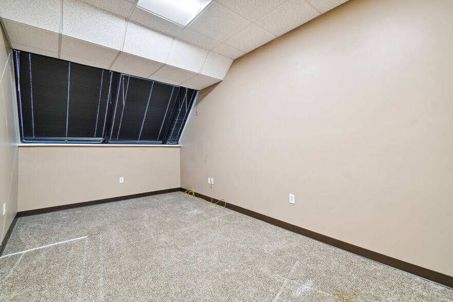 More Photos Of 6740 Crosswinds Dr, Saint Petersburg Coworking Space