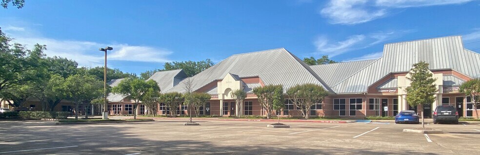 More Photos Of 3425 Hwy 6, Sugar Land Medical For Lease