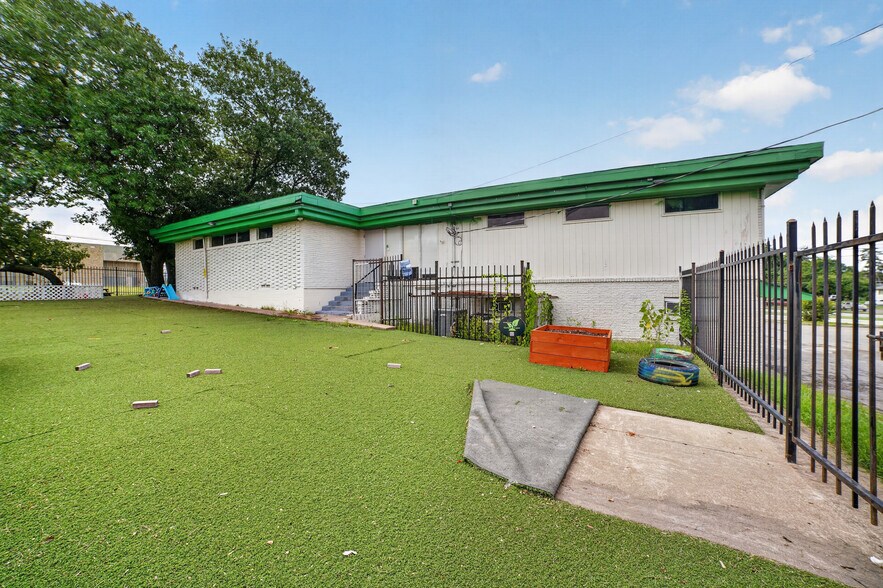 More Photos Of 7525 Military Pky, Dallas Medical For Lease