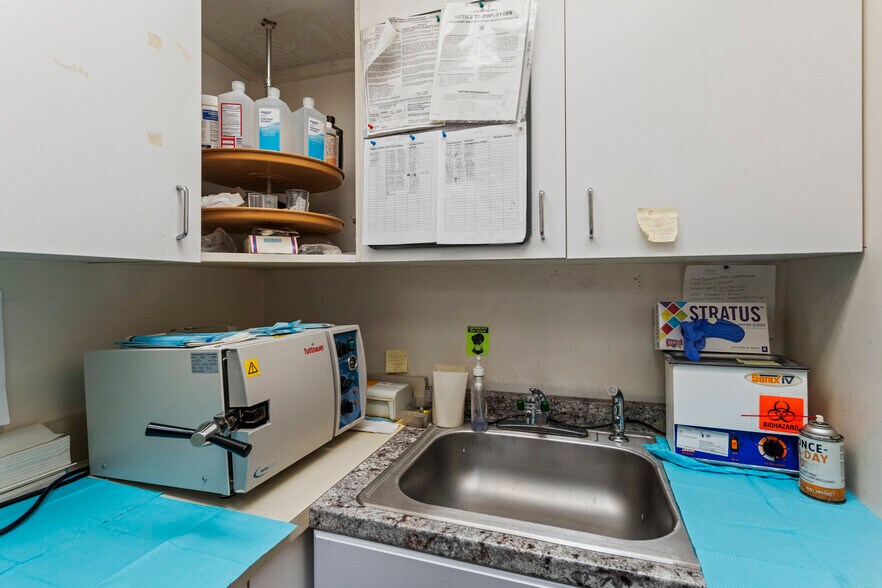 More Photos Of 230 Hilton Ave, Hempstead Office For Sale