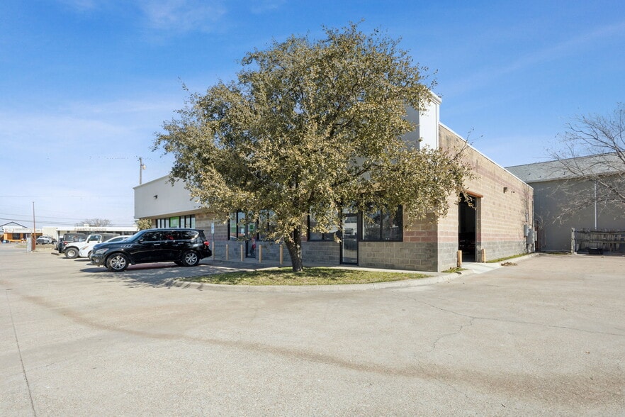 More Photos Of 2020 W Northwest Hwy, Dallas Freestanding For Sale