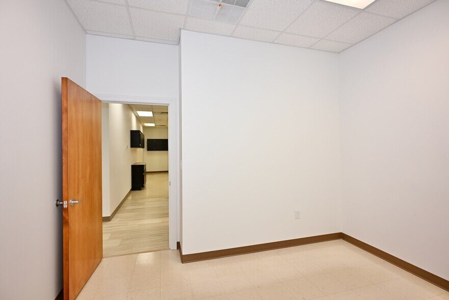 More Photos Of 418-428 Marlyn Ln, Alcoa Storefront Retail Office For Lease