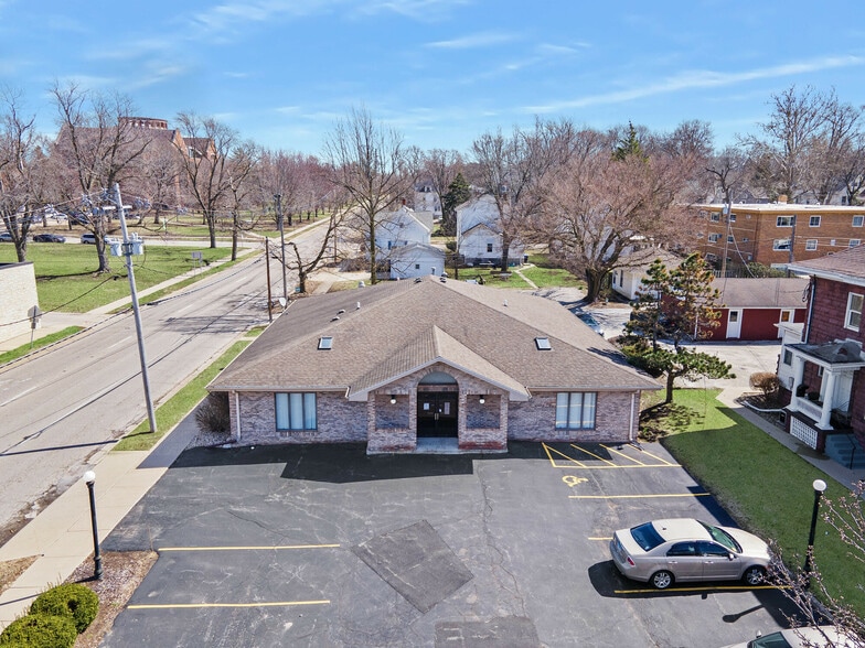 More Photos Of 915 N Main St, Bloomington General Retail For Sale