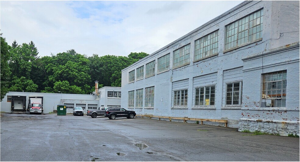 More Photos Of 11 Grandoe Ln, Gloversville Distribution For Sale