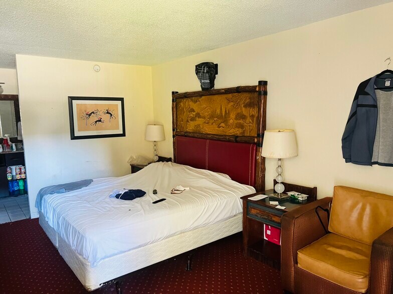 More Photos Of 44089 Highway 27, Davenport Hotel For Sale