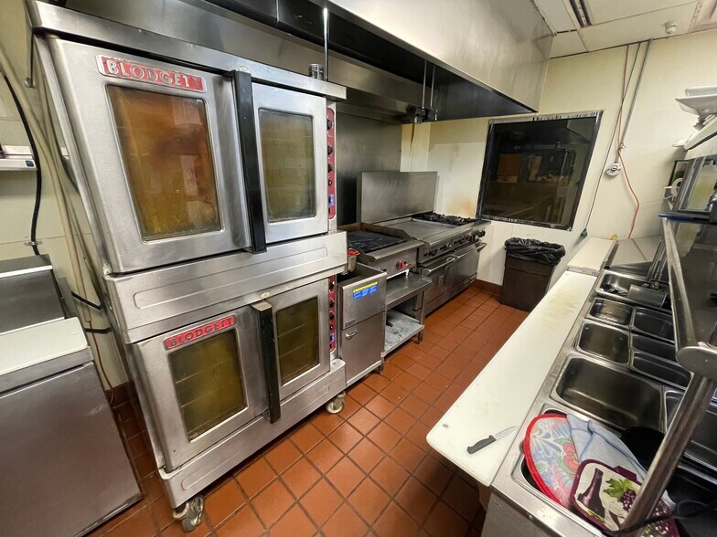 More Photos Of 1006 Commercial Dr, Buffalo Restaurant For Lease