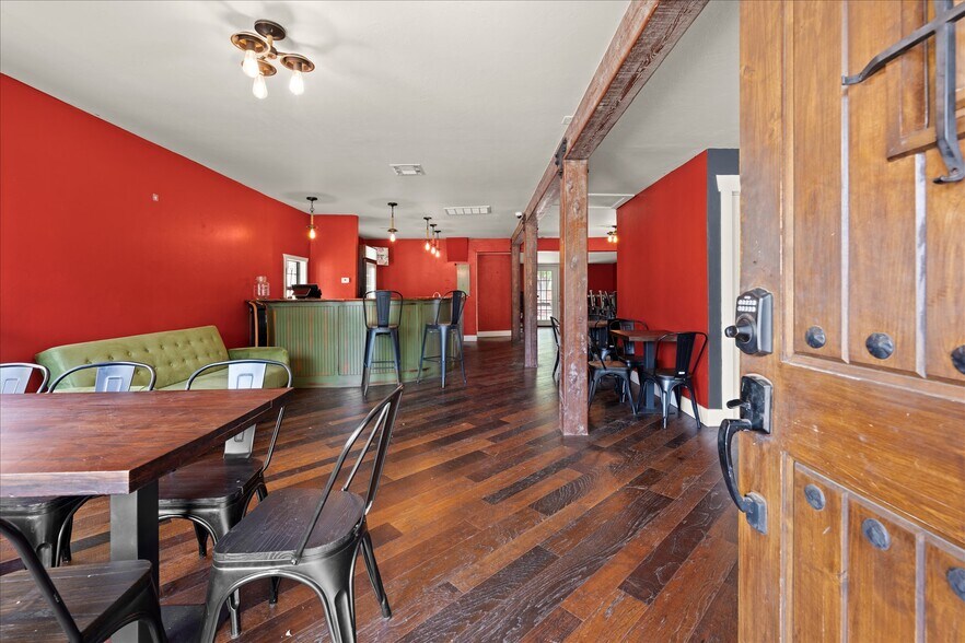 More Photos Of 629 W Main St, Yukon General Retail For Lease