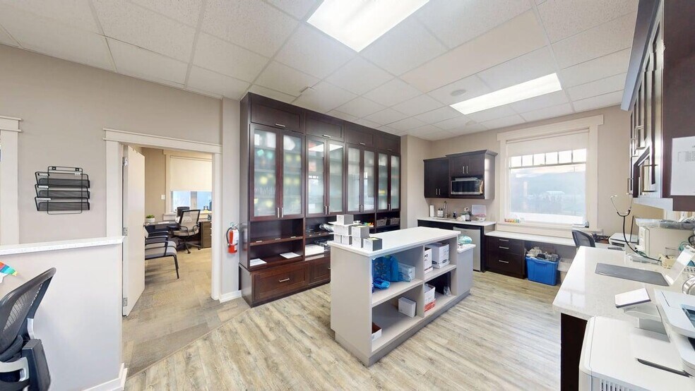 More Photos Of 800 Baker St, Cranbrook Storefront Retail Office For Sale
