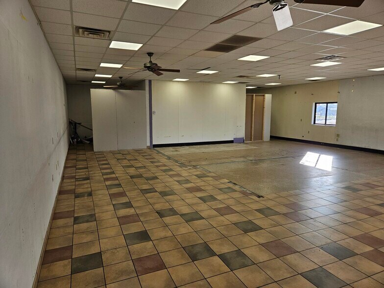 More Photos Of 501 N Main St, Evansville Storefront For Lease