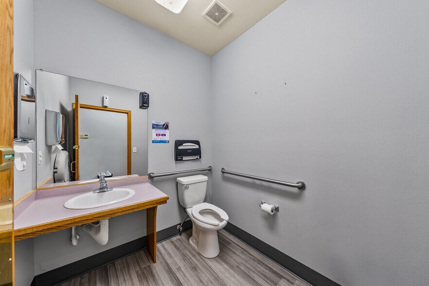More Photos Of 925 Town Centre Dr, Medford Medical For Lease