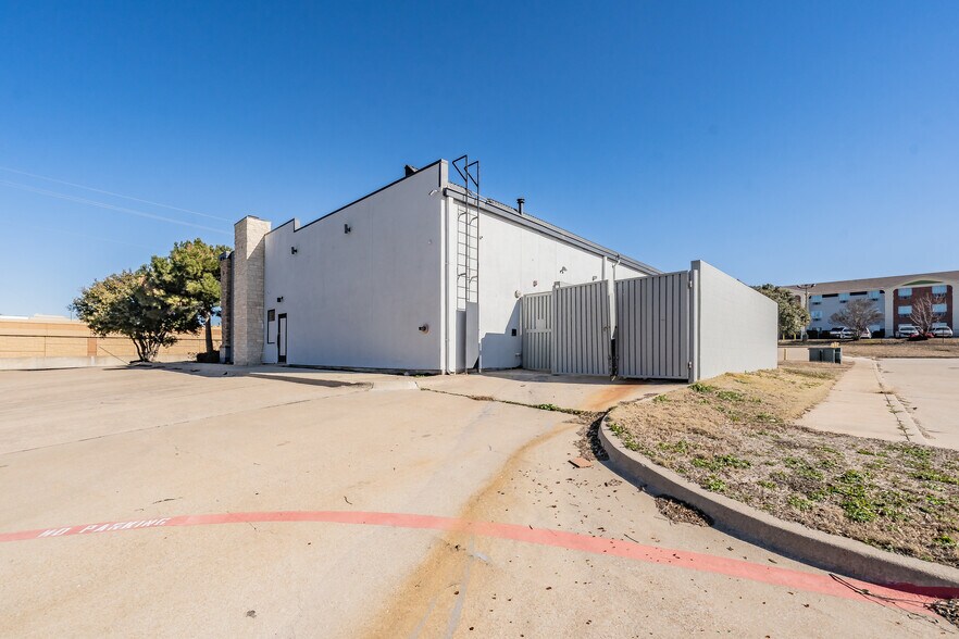 More Photos Of 1700 Airport Fwy, Bedford Restaurant For Sale