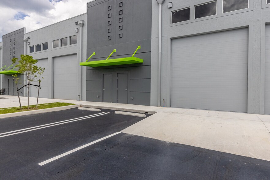 More Photos Of 861 NE Industrial Blvd, Jensen Beach Warehouse For Sale
