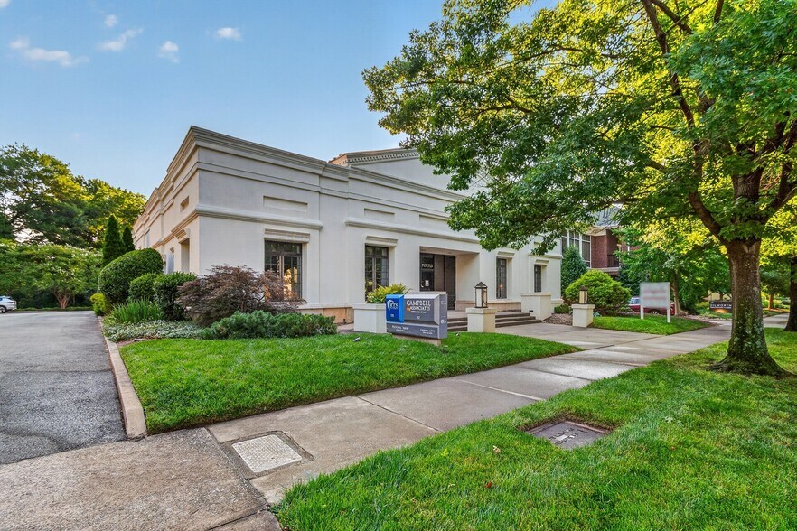 More Photos Of 715-717 East Blvd, Charlotte Office For Sale
