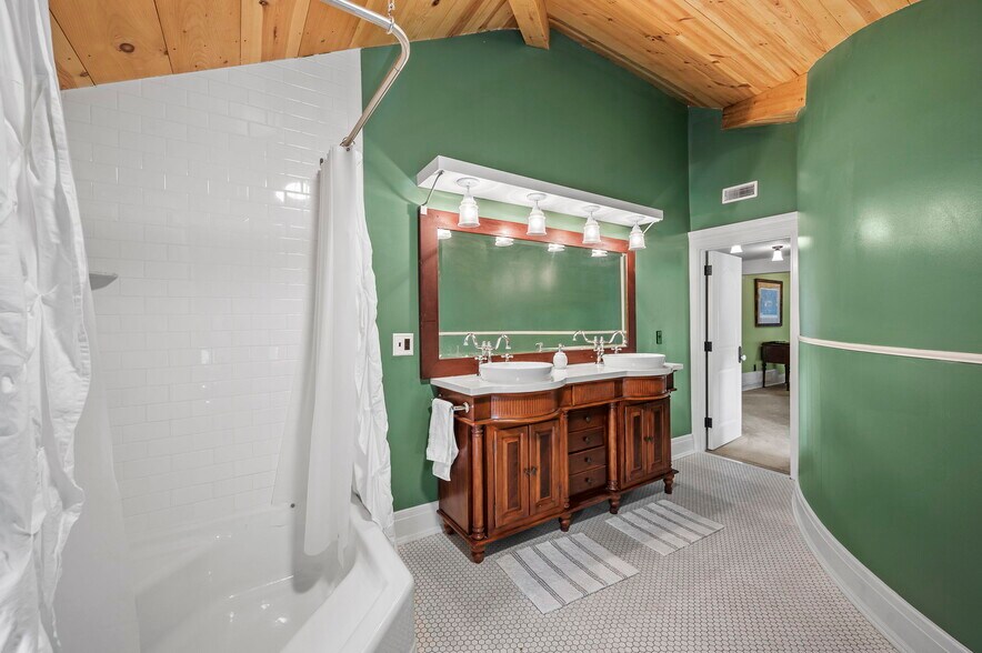 More Photos Of 403 E Adams St, Sandusky Hospitality For Sale