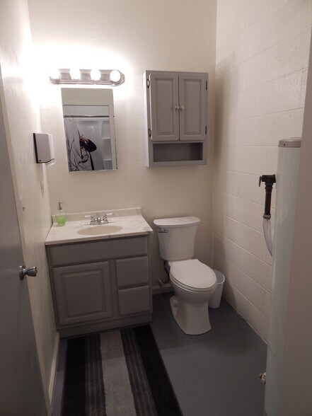 More Photos Of 728 SE Rice Ave, Roseburg Freestanding For Lease