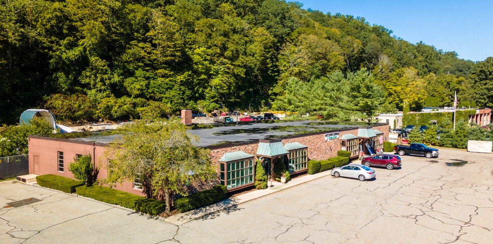 More Photos Of 631-643 Danbury Rd, Wilton Freestanding For Lease