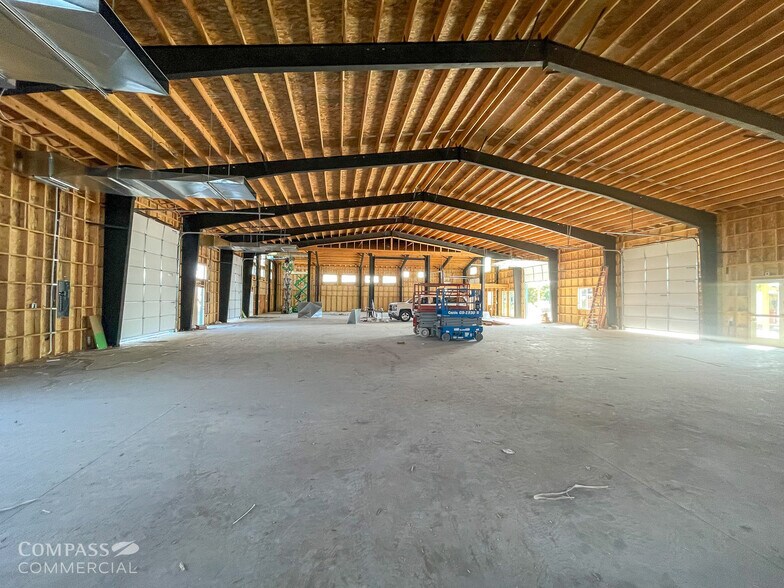 More Photos Of 35 Cherry Ln, Madras Warehouse For Lease
