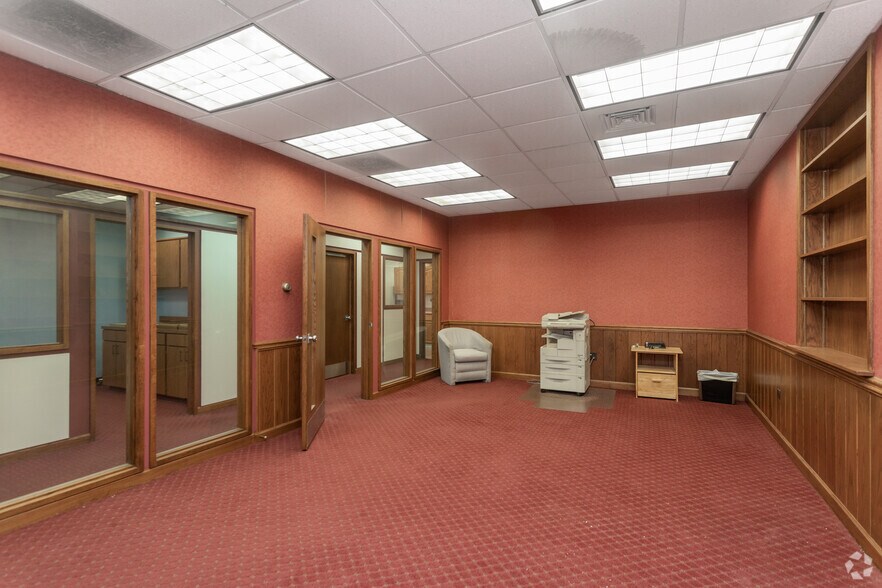 More Photos Of 216 W Madison St, Waukegan Office For Sale