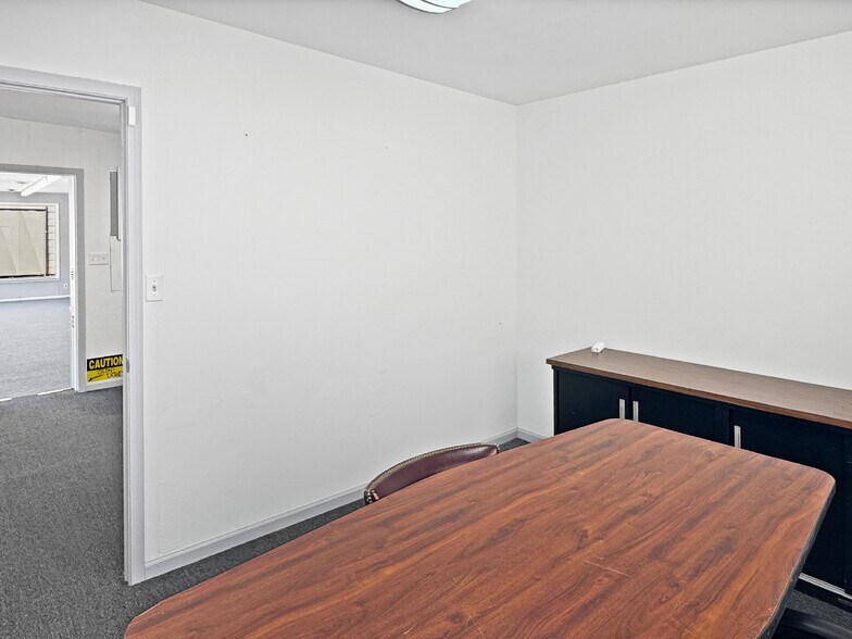 More Photos Of 129 E 5th St, Washington Showroom For Sale