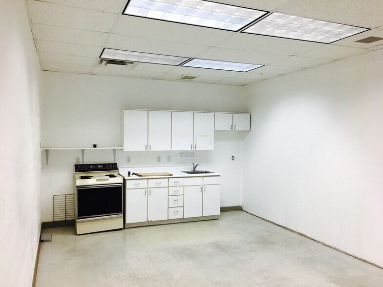 More Photos Of 925 W 200 St N, Logan Warehouse For Lease