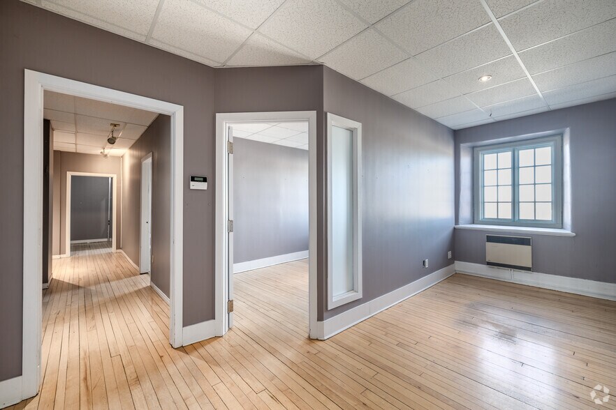 More Photos Of 32 Rue Saint-Charles, Longueuil Office For Lease