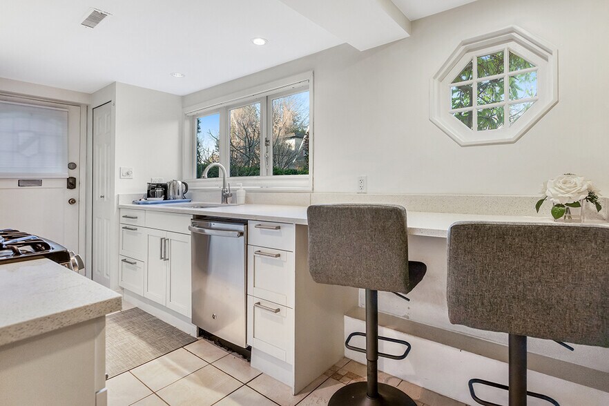 More Photos Of 2814 3rd Av W, Vancouver Hospitality For Sale