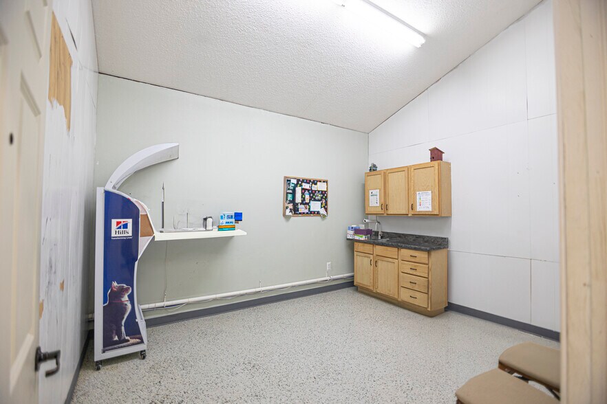 More Photos Of 105 Ash Ave NE, Wadena Veterinarian Kennel For Sale