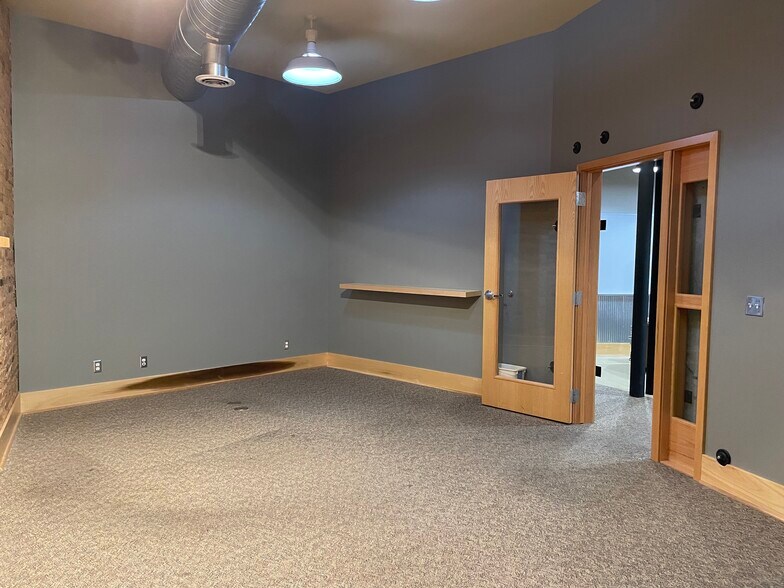 More Photos Of 223 S Main St, Elkhart Loft Creative Space For Lease