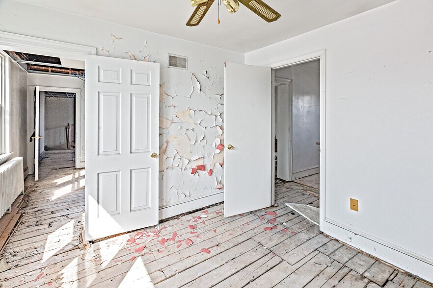 More Photos Of 16 S Maryland Ave, Wilmington General Retail For Sale