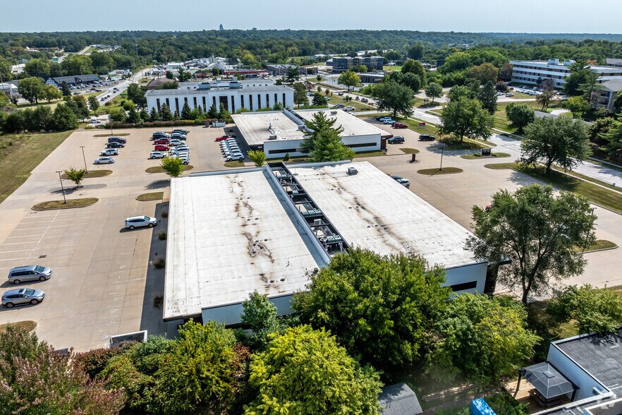 More Photos Of 1031 Office Park Rd, West Des Moines Office For Lease
