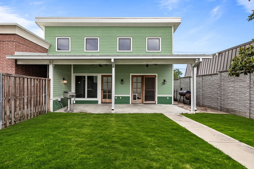 More Photos Of 1515 E Belt Line Rd, Carrollton Office Residential For Sale