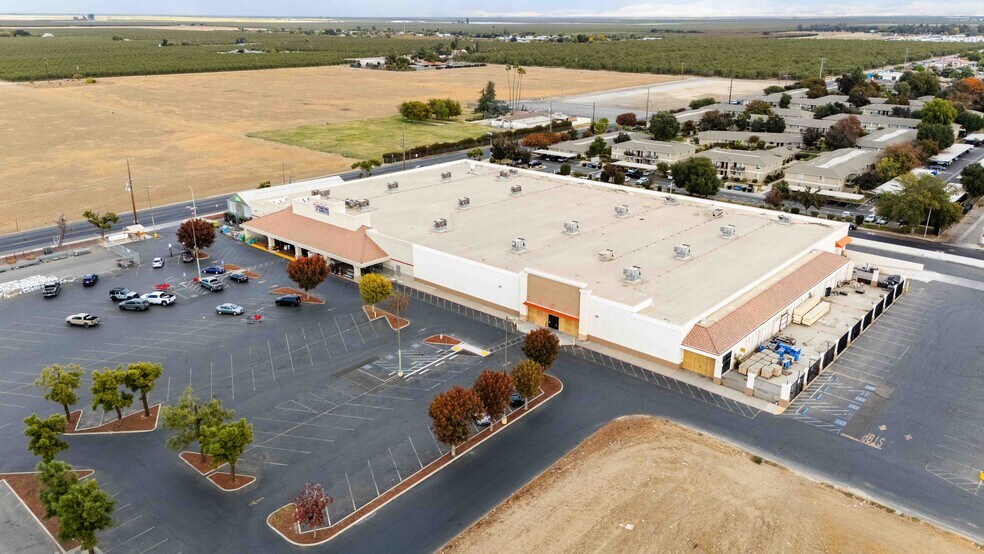 More Photos Of 912 County Line Rd, Delano General Retail For Sale
