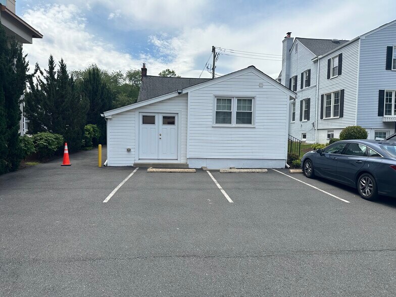 More Photos Of 710 W Broad St, Falls Church Freestanding For Lease