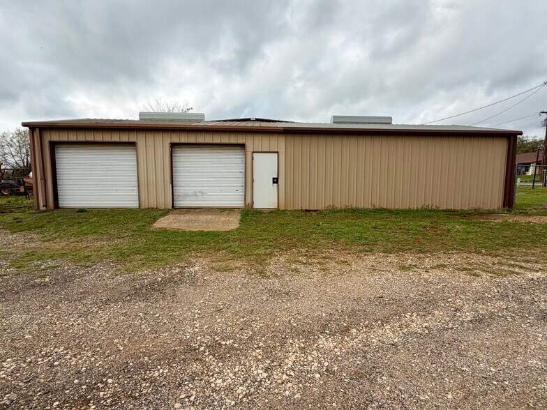 More Photos Of 2000 E Murchison St, Palestine Light Manufacturing For Sale
