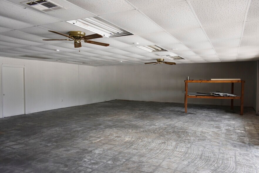 More Photos Of 2801 N Alexander Dr, Baytown Service Station For Lease