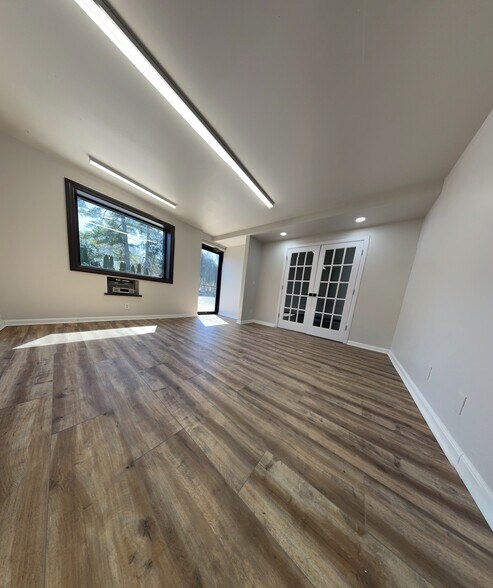 More Photos Of 517 N Lake Ave, Twin Lakes Showroom For Lease