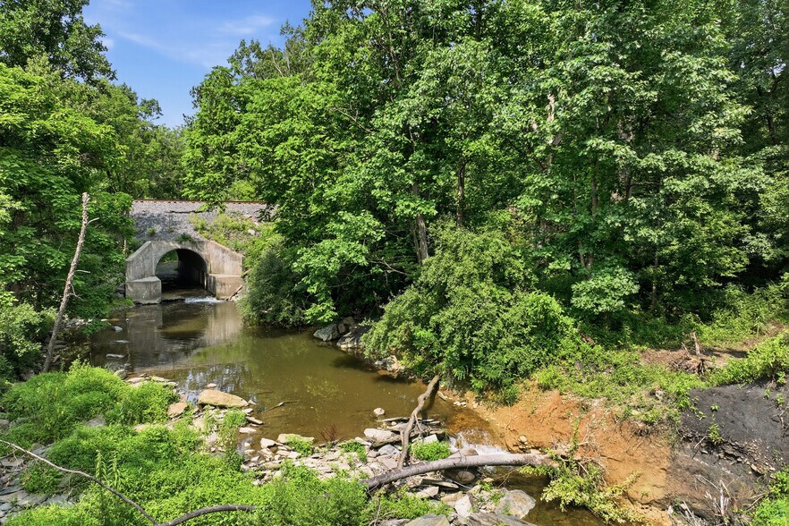 More Photos Of 429 Riverview Dr, Walnutport Flex For Sale