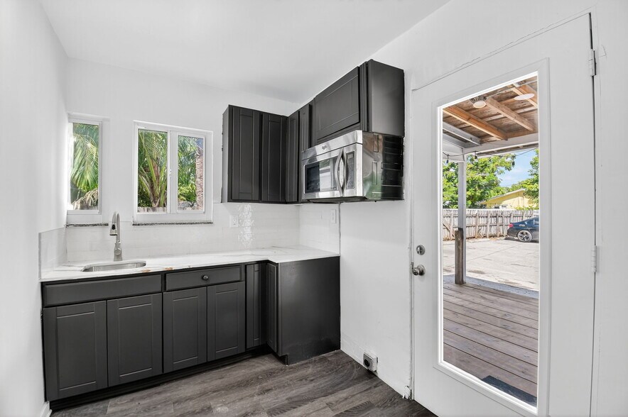 More Photos Of 220 SW 16th St, Dania Beach Office For Lease