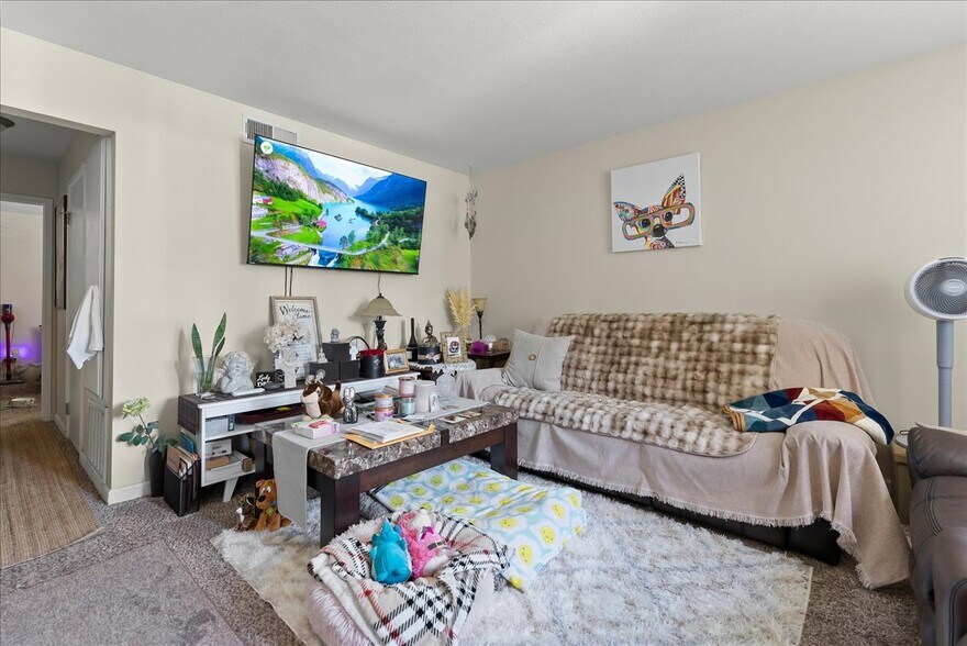 More Photos Of 915 Johnfer Way, Sacramento Apartments For Sale