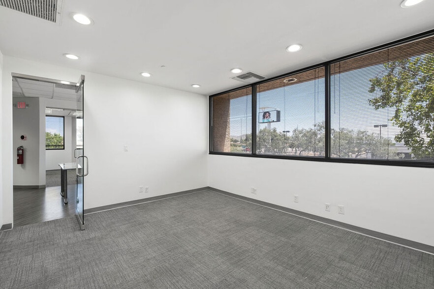 More Photos Of 15600-15650 N Black Canyon Hwy, Phoenix Office For Sale