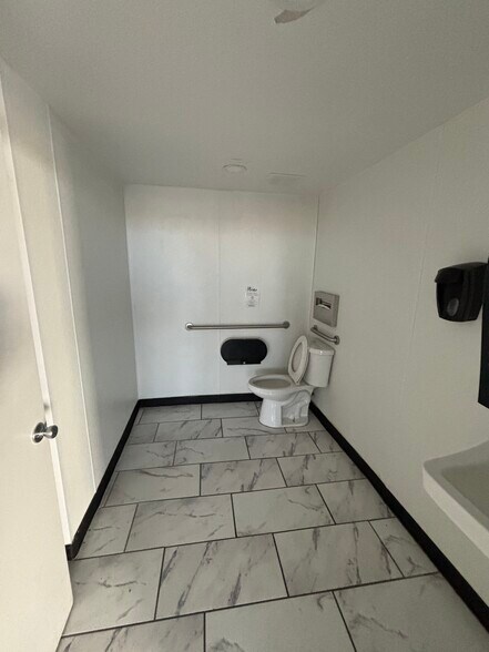 More Photos Of 105 S Main St, Florence Convenience Store For Lease