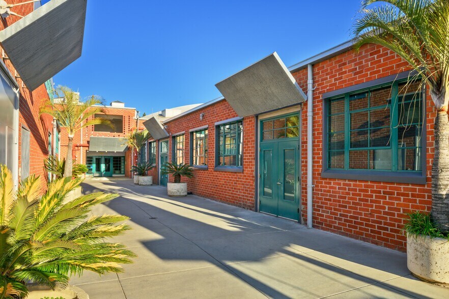 More Photos Of 2440 S Sepulveda Blvd, Los Angeles Office For Lease