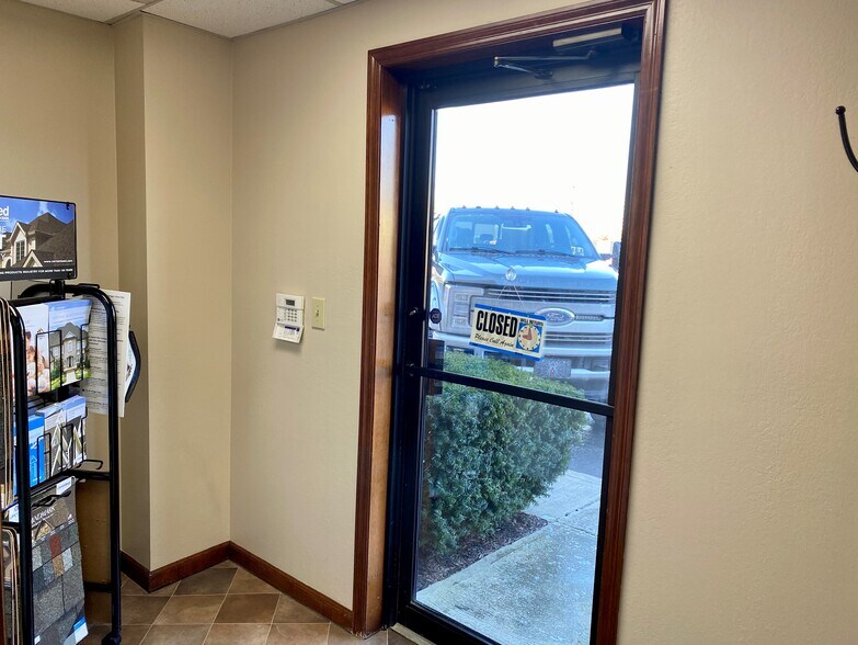 More Photos Of 400-460 Fame Rd, Dayton Light Distribution For Lease