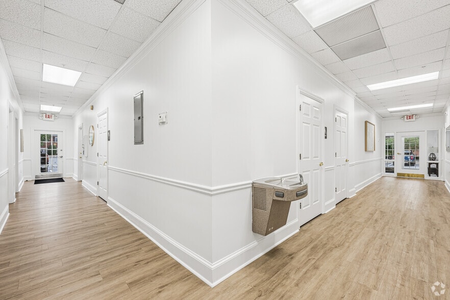 More Photos Of 1290 Kennestone Cir, Marietta Unknown For Lease