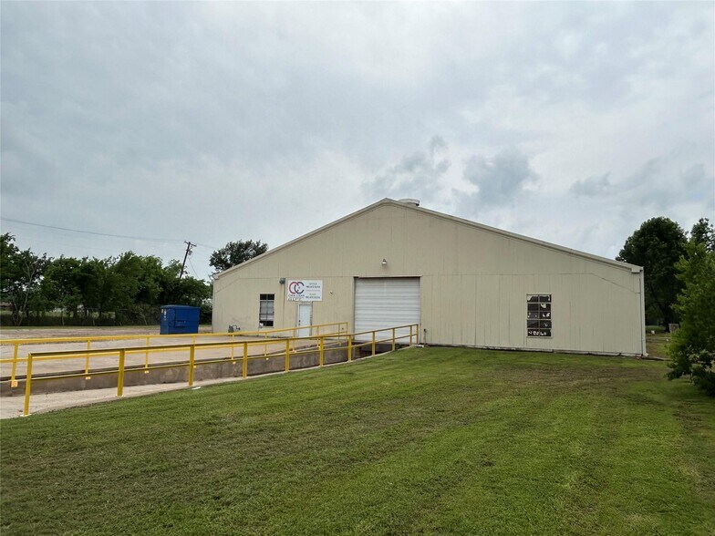 More Photos Of 616 S 9th St, Corsicana Warehouse For Sale